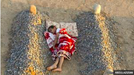 صورة الطفل النائم بين ضريحين من عام 2014 وليست من غزة