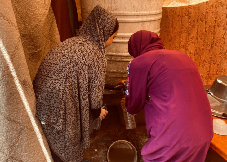 حمامات النازحين في غزة: بؤرة أمراض وانعدام خصوصية