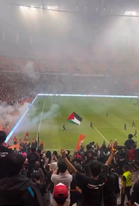 فيديو شاب يرفع العلم الفلسطيني داخل ملعب في جاكرتا وليس خلال كأس العالم