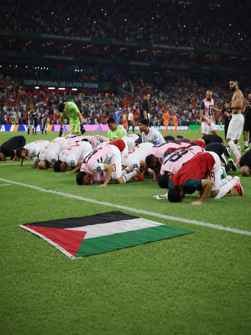 انتشار صورة مفبركة لسجود لاعبي المنتخب المغربي بجانب علم فلسطين